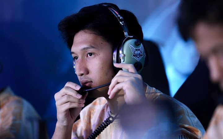 Dewa United Esports secara resmi mengumumkan perpisahan dengan roamer andalan mereka, Irfan "Muezza" Ramadhani.