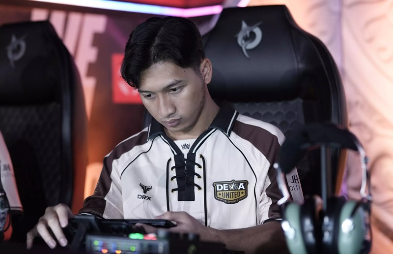 Dewa United Esports secara resmi mengumumkan perpisahan dengan roamer andalan mereka, Irfan "Muezza" Ramadhani.